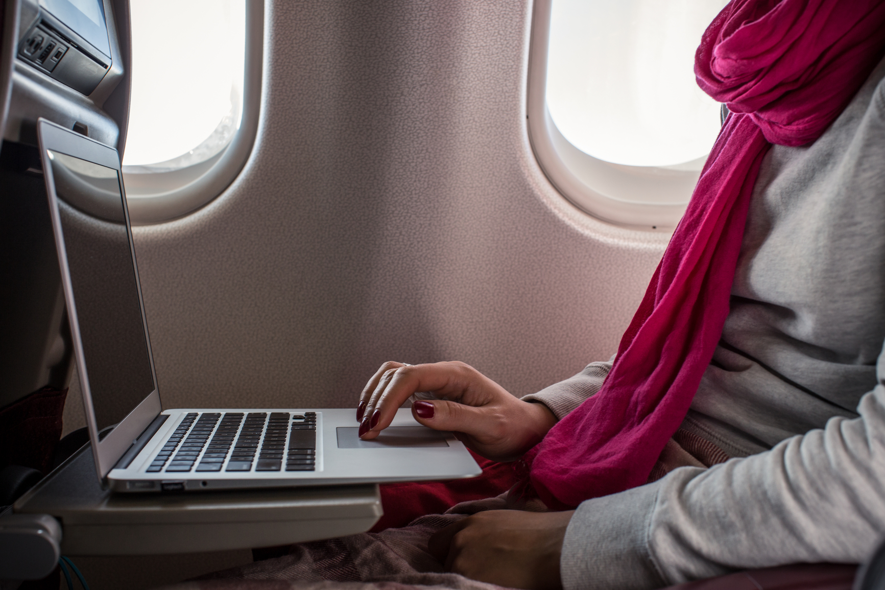 Ноутбук в победе можно. Ноутбук в самолете. Компьютер в самолете. Девушка с ноутбуком в самолете. В самолете с ноутом.